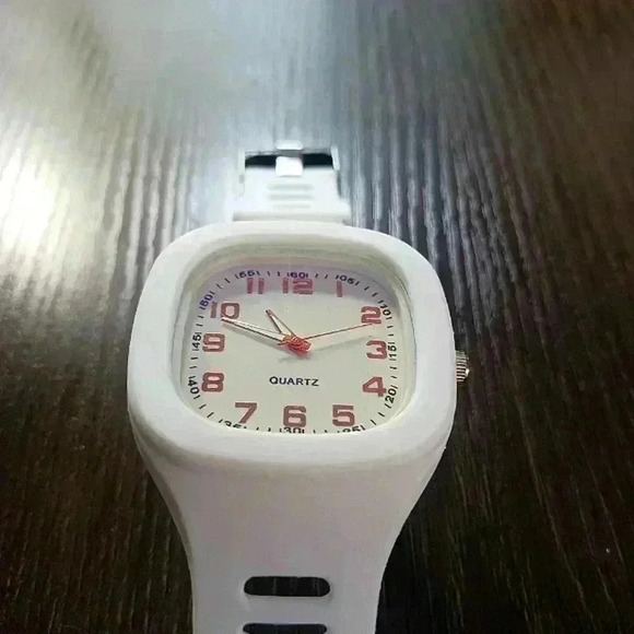 Square quartz watch - Picture 3 of 7